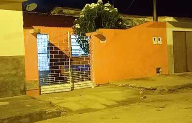 Imagem: A casa possui 3 Dormitórios, 2 Banheiros, 1 Vaga na garagem