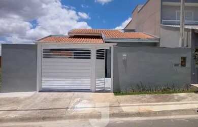 Imagem: A casa possui 3 Dormitórios, 2 Banheiros, 4 Vagas na garagem