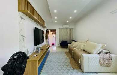 Imagem: A casa possui 3 Dormitórios, 2 Banheiros, 2 Vagas na garagem