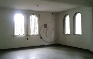 Imagem: O depósito possui 5 Vagas na garagem, 398m² de Área e está