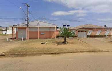 Imagem: A casa possui 3 Dormitórios, 3 Banheiros, 2 Vagas na garagem