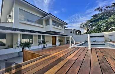 Imagem: A casa em condomínio possui 4 Dormitórios, 3 Banheiros, 4