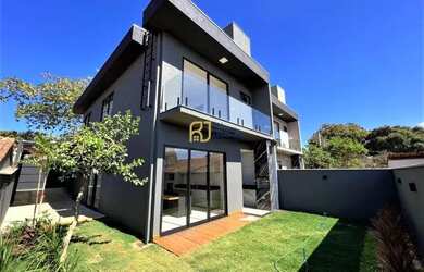 Imagem: A casa possui 3 Dormitórios, 3 Banheiros, 2 Vagas na garagem