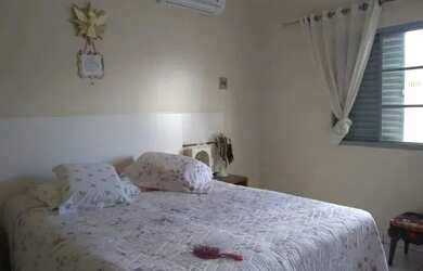 Imagem: A casa possui 2 Dormitórios, 1 Banheiro, 1 Vaga na garagem