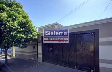 Imagem: A casa possui 3 Dormitórios, 1 Banheiro, 2 Vagas na garagem