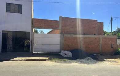 Imagem: A casa possui 4 Dormitórios, 3 Banheiros, 5 Vagas na garagem