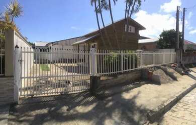 Imagem: A casa possui 3 Dormitórios, 2 Banheiros e está localizado