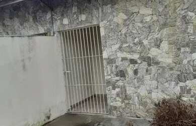 Imagem: A casa possui 3 Dormitórios, 2 Banheiros, 2 Vagas na garagem