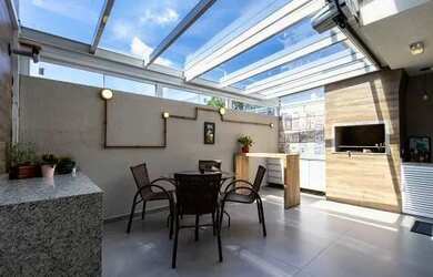 Imagem: A casa possui 3 Dormitórios, 2 Banheiros, 3 Vagas na garagem