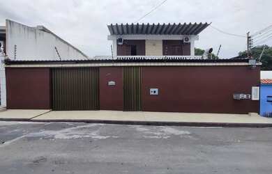 Imagem: A casa possui 4 Dormitórios, 5 Banheiros, 4 Vagas na garagem