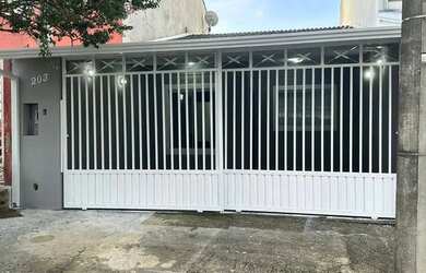 Imagem: A casa possui 3 Dormitórios, 2 Banheiros, 2 Vagas na garagem