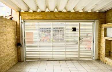 Imagem: A casa possui 3 Dormitórios, 2 Banheiros, 2 Vagas na garagem