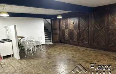 Imagem: A casa possui 4 Dormitórios, 5 Banheiros, 3 Vagas na garagem