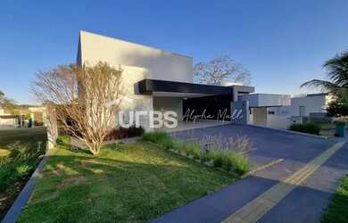 Imagem: A casa possui 4 Dormitórios, 5 Banheiros, 4 Vagas na garagem