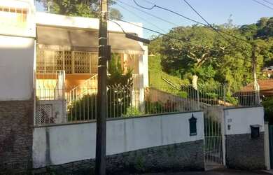 Imagem: A casa possui 4 Dormitórios, 3 Banheiros, 2 Vagas na garagem