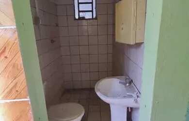 Imagem: A casa possui 2 Dormitórios, 1 Banheiro, 1 Vaga na garagem