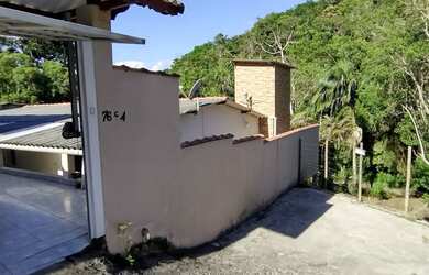 Imagem: A casa possui 3 Dormitórios, 1 Banheiro, 1 Vaga na garagem