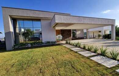 Imagem: A casa possui 4 Dormitórios, 4 Banheiros, 5 Vagas na garagem