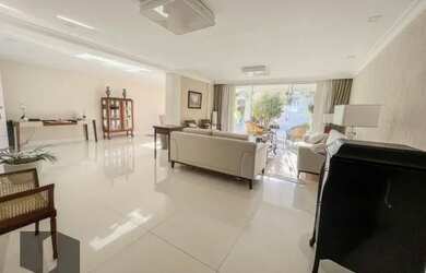 Imagem: A casa em condomínio possui 4 Dormitórios, 3 Banheiros, 1