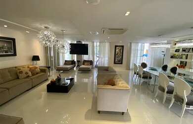 Imagem: A casa em condomínio possui 5 Dormitórios, 5 Banheiros, 4