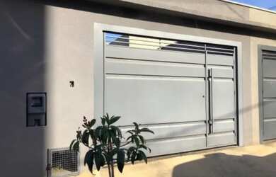 Imagem: A casa possui 2 Dormitórios, 2 Banheiros, 2 Vagas na garagem