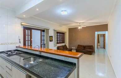 Imagem: A casa possui 2 Dormitórios, 3 Banheiros, 2 Vagas na garagem