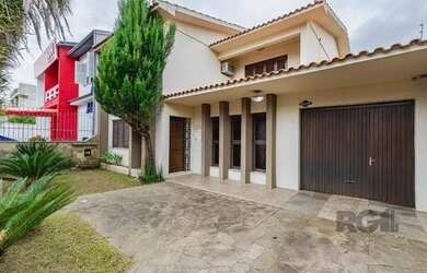 Imagem: A casa possui 4 Dormitórios, 5 Banheiros, 2 Vagas na garagem