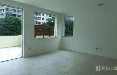 Imagem: O depósito para alugar possui 2 Vagas na garagem e 200m² de