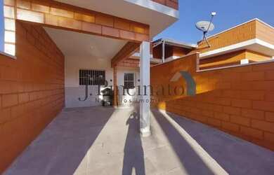 Imagem: A casa possui 3 Dormitórios, 2 Banheiros, 2 Vagas na garagem