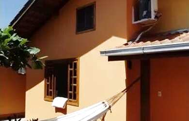 Imagem: A casa possui 3 Dormitórios, 2 Banheiros, 2 Vagas na garagem