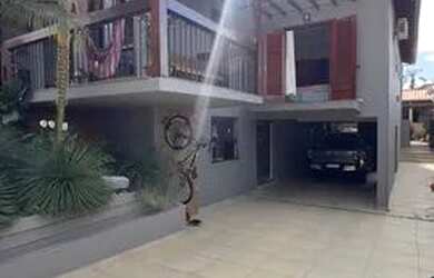 Imagem: A casa possui 3 Dormitórios, 3 Banheiros, 4 Vagas na garagem