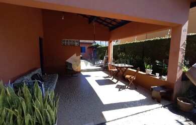 Imagem: A casa possui 5 Dormitórios, 3 Banheiros, 4 Vagas na garagem