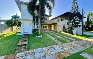 Imagem: A casa em condomínio e possui 4 Dormitórios, Suítes, 5 Banheiros