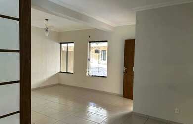 Imagem: A casa possui 3 Dormitórios, 2 Banheiros, 2 Vagas na garagem