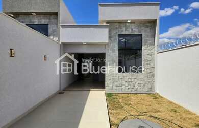 Imagem: A casa possui 3 Dormitórios, 2 Banheiros, 2 Vagas na garagem