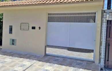 Imagem: A casa e possui 2 Dormitórios, 1 Banheiro, 2 Vagas na garagem