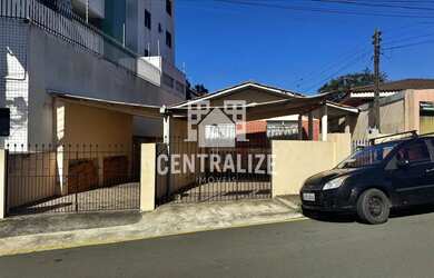 Imagem: A casa possui 3 Dormitórios, 1 Banheiro, 2 Vagas na garagem