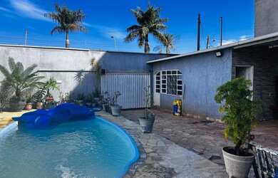 Imagem: A casa possui 2 Dormitórios, 4 Banheiros, 5 Vagas na garagem