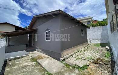 Imagem: A casa possui 3 Dormitórios, 1 Banheiro, 1 Vaga na garagem