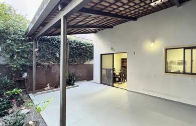 Imagem: A casa em condomínio possui 3 Dormitórios, 1 Banheiro, 3 Vagas