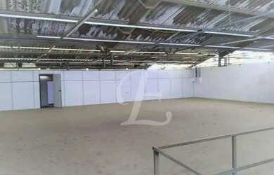 Imagem: O depósito possui 4 Vagas na garagem, 862m² de Área e está