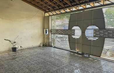 Imagem: A casa possui 3 Dormitórios, 3 Banheiros, 3 Vagas na garagem