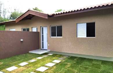 Imagem: A casa possui 2 Dormitórios, 1 Banheiro, 2 Vagas na garagem