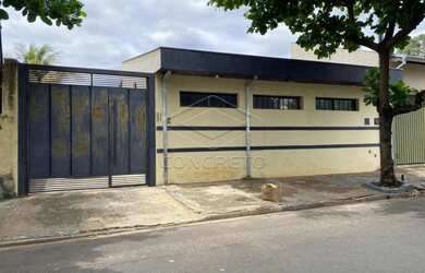 Imagem: A casa possui 2 Dormitórios, 1 Banheiro, 2 Vagas na garagem