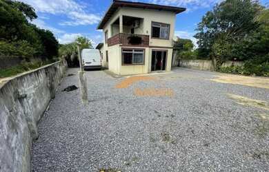 Imagem: A casa possui 4 Dormitórios, 1 Banheiro, 2 Vagas na garagem