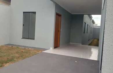 Imagem: A casa possui 3 Dormitórios, 2 Banheiros, 2 Vagas na garagem