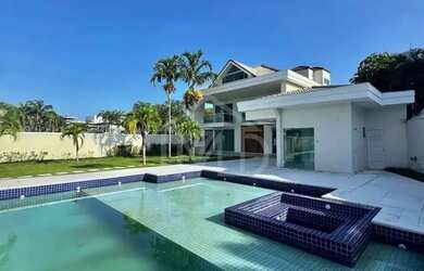 Imagem: A casa em condomínio possui 5 Dormitórios, 5 Banheiros, 4