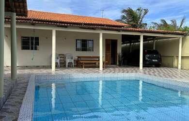 Imagem: A casa possui 4 Dormitórios, Acomodam 15 pessoas, 5 Vagas na