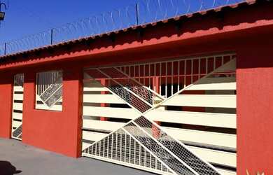 Imagem: A casa possui 3 Dormitórios, 3 Banheiros e 2 Vagas na garagem