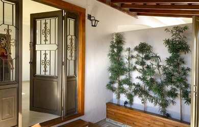 Imagem: A casa possui 4 Dormitórios, 3 Banheiros e 2 Vagas na garagem